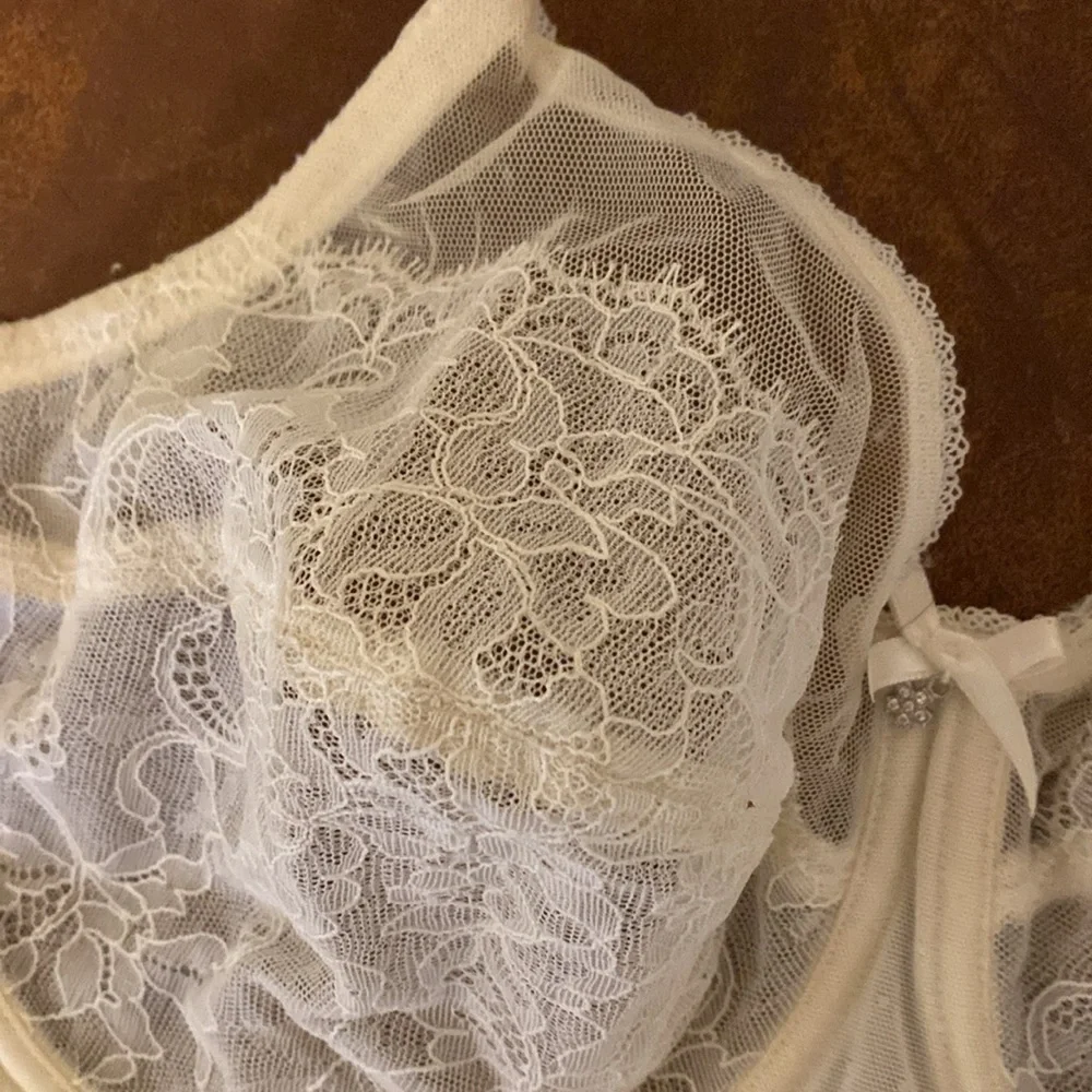 Gorgeous Wacoal Bra. Ivory color. Worn a few times. Did not fit. 40D